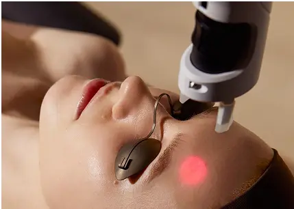 Patient showing the SkinClub app at Maison Derma